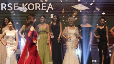La surcoreana Choi Soon-hwa, de 81 años, de derecha a izquierda, participa en Miss Universo Corea 2024 en Seúl, Corea del Sur, el lunes 30 de septiembre de 2024. (Foto AP/Lee Jin-man)