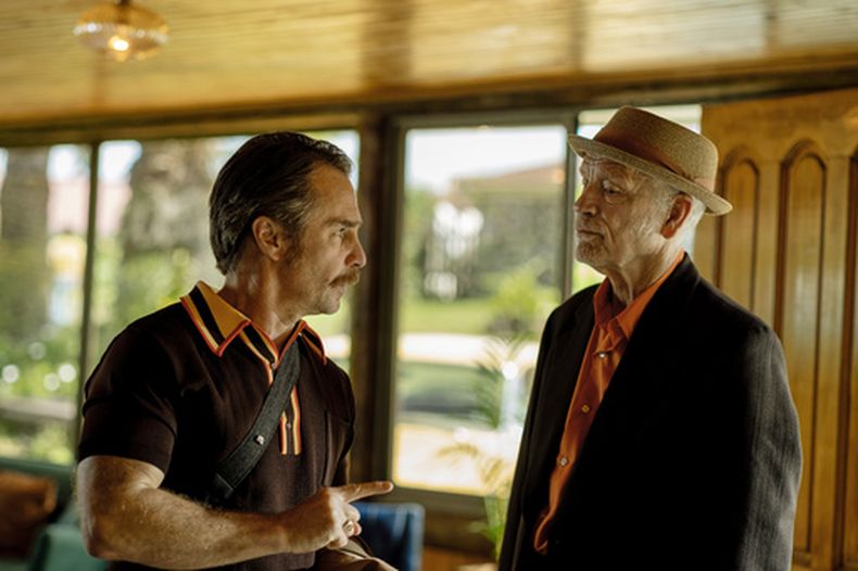 Esta imagen, difundida por Searchlight Pictures, muestra a Sam Rockwell, izquierda, y John Malkovich en una escena de Wild Horse Nine. (Diego Araya Corvalán/Searchlight Pictures via AP)