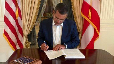 gobernador convierte en ley medida contra el discrimen por estilos de cabello