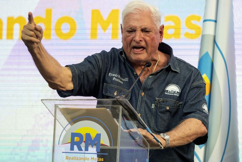 ARCHIVO - El expresidente panameño Ricardo Martinelli se dirige a sus seguidores en un acto de campaña el 3 de febrero de 2024, en Ciudad de Panamá. (AP Foto/Agustín Herrera, Archivo)