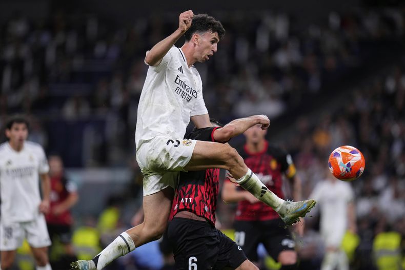 Jacobo Ramón, del Real Madrid, anota el segundo gol de su equipo durante el partido de fútbol de La Liga de España entre Real Madrid y Mallorca, en Madrid, España, el miércoles 14 de mayo de 2025. (AP Voto/Manu Fernández)