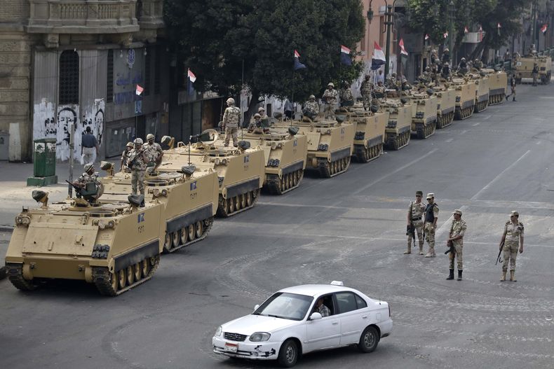 ARCHIVO - En esta foto del viernes 16 de agosto de 2013, soldados del ej&eacute;rcito egipcio toman posiciones para vigilar la entrada a la Plaza Tahrir, en El Cairo. Funcionarios estadounidenses dijeron el mi&eacute;rcoles 9 de octubre de  2013 que el go