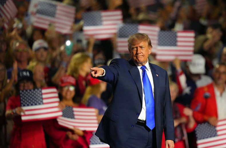 El presidente Donald Trump señala con el dedo al finalizar su discurso en la convención republicana, el miércoles 9 de septiembre de 2026, en Dallas. (AP Foto/Julio Cortez)