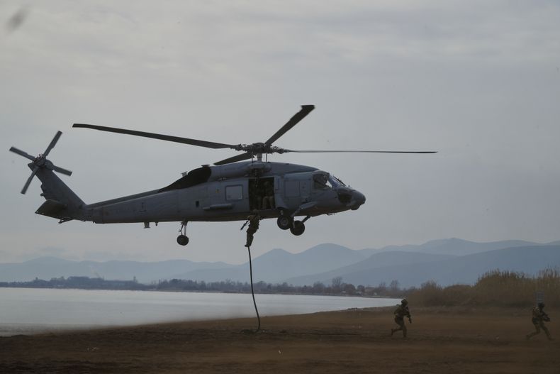 Fuerzas especiales de España desembarcan en una playa desde un helicóptero militar dentro de las maniobras Steadfast Dart 2025, en las que participan alrededor de 10.000 soldados de nueve países y se desarrollan en tres naciones distintas, en Nea Anchialos, en el centro de Grecia, el 13 de febrero de 2025. Son los ejercicios de mayor envergadura previstos por la OTAN para este año. (AP Foto/Thanassis Stavrakis)