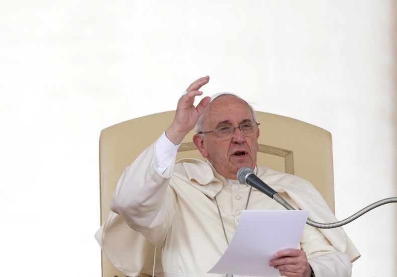El papa Francisco habla durante su audiencia general semanal en la Plaza de San Pedro, el mi&eacute;rcoles 7 de mayo de 2014, en el Vaticano. (Foto AP/Alessandra Tarantino)