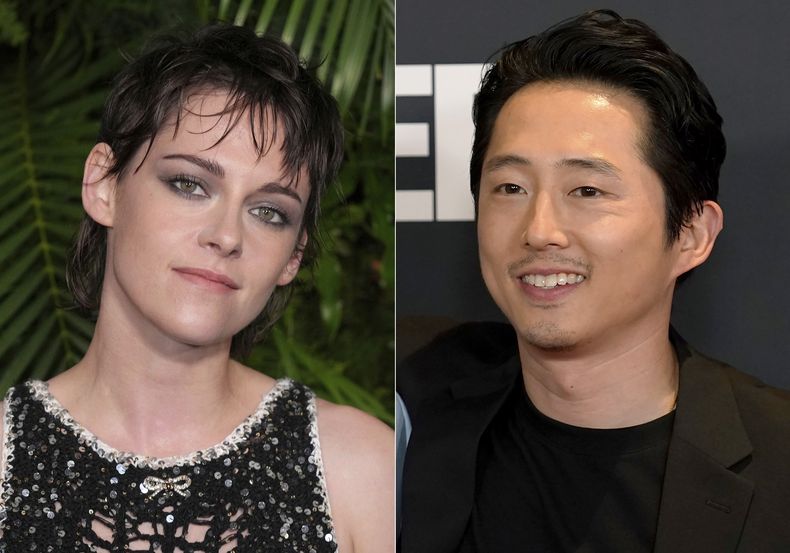 Kristen Stewart en la 14a ceina anual previa a los Oscar en Beverly Hills, California, el 11 de marzo de 2023, izquierda, y Steven Yeun en el estreno de la serie de Netflix Beef en Los Ángeles el 30 de marzo de 2023. Stewart y Yeun interpretan a un satélite y una boya enamorados en Love Me, una de las películas que se presentarán en el Festival de Cine de Sundance el próximo año. (Foto AP)