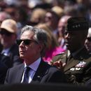 El secretario de estado de los Estados Unidos, Antony Blinken, escucha un discurso durante una ceremonia conmemorativa del 80º aniversario del Día D, el jueves 6 de junio de 2024 en el cementerio estadounidense de Colleville-sur-Mer, Normandía. (AP Foto/Daniel Cole, Pool)