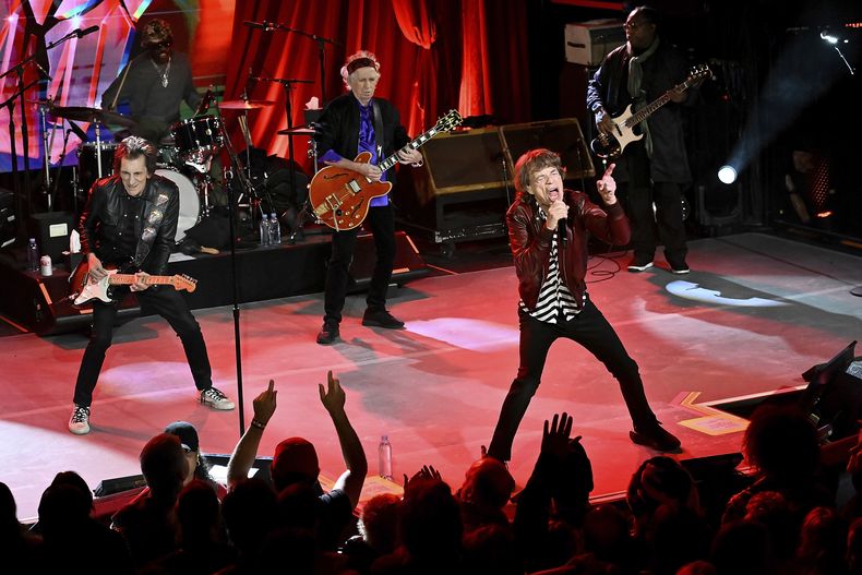 ARCHIVO - Los Rolling Stones durante una presentación para celebrar el lanzamiento de su álbum Hackney Diamonds el 19 de octubre de 2023, en Nueva York. Es su primer álbum con canciones originales en 18 años. (Foto Evan Agostini/Invision/AP, archivo)