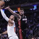 Jalen Brunson, base de los Knicks de Nueva York, encesta frente a Max Strus, del Heat de Miami, en el segundo partido de su serie de playoffs, el martes 2 de mayo de 2023 (AP Foto/Mary Altaffer)