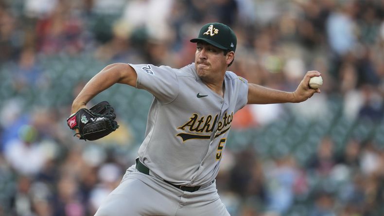Jacob López, de los Atléticos, lanza ante los Tigres de Detroit, el miércoles 25 de junio de 2025 (AP Foto/Paul Sancya)