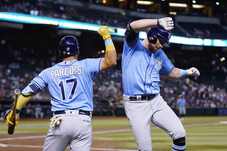 Luke Raley de los Rays de Tampa Bay celebra con su compañero Isaac Paredes tras conectar un jonrón ante los Diamondbacks de Arizona el jueves 29 de junio del 2023. (AP Foto/Ross D. Franklin)