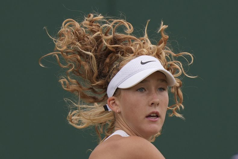 Mirra Andreeva devuelve ante Anastasia Potapova durante la tercera ronda del torneo de Wimbledon, el domingo 9 de julio de 2023. (AP Foto/Alberto Pezzali)