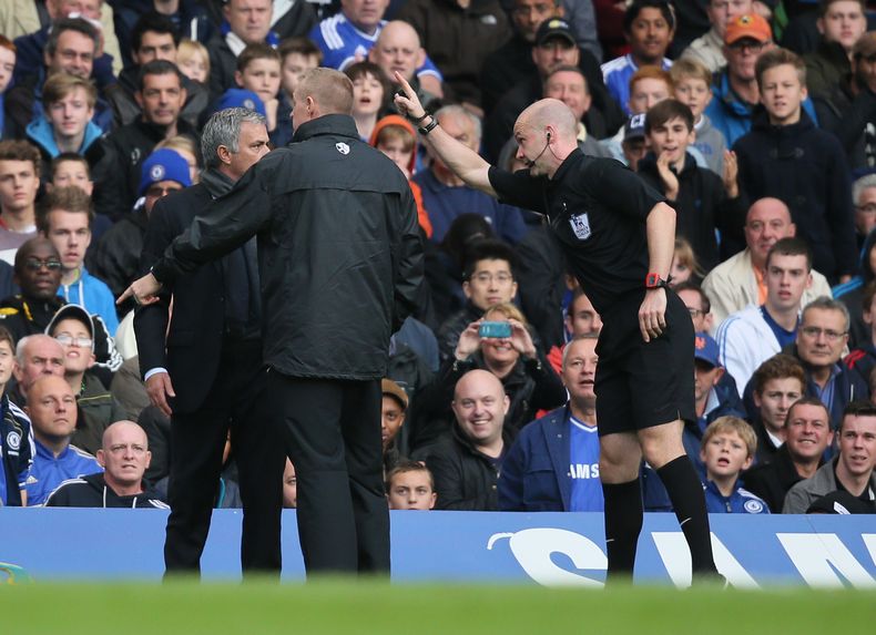 Momento en que el &aacute;rbitro Anthony Taylor expulsa al t&eacute;cnico de Chelsea Jos&eacute; Mourinho por cuestionar sus decisiones en el partido del 19 de octubre del 2013 contra Cardiff en Londres. (AP Photo/Alastair Grant)