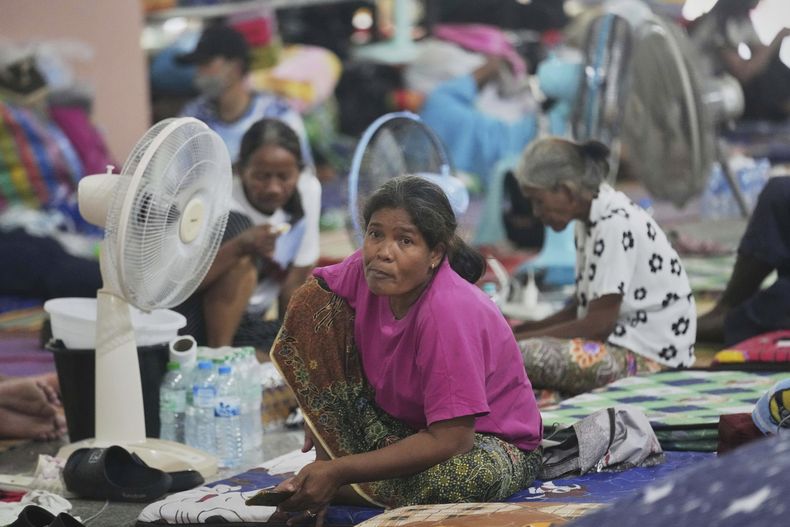 Residentes en Tailandia que huyeron de sus hogares tras los enfrentamientos entre soldados tailandeses y camboyanos, descansan en un centro de evacuación en la provincia de Surin, Tailandia, el 30 de julio de 2025. (AP Foto/Sakchai Lalit)