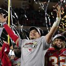 ARCHIVO - En esta foto del 2 de febrero de 2020, Patrick Mahomes, de los Chiefs de Kansas City, festeja la victoria en el Super Bowl ante los 49ers de San Francisco (AP Foto/David J. Phillip, archivo)