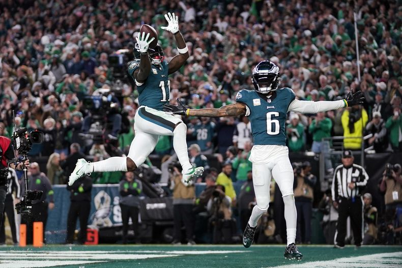 El wide receiver de los Eagles de Philadelphia A.J. Brown (11) y su compañero DeVonta Smith (6) celebran el touchdown de brown durante la 2da mitad del juego de NFL el domingo 5 de noviembre de 2023, en Filadelfia. (AP Foto/Matt Slocum)