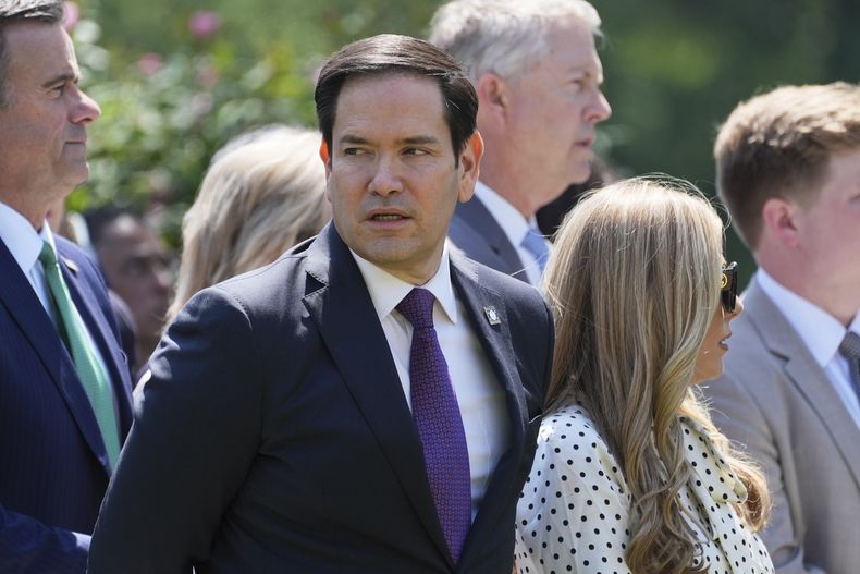 El secretario de Estado Marco Rubio asiste a un evento por el Día Nacional de la Oración en el Rosedal de la Casa Blanca, el jueves 1 de mayo de 2025, en Washington. (AP Foto/Evan Vucci)