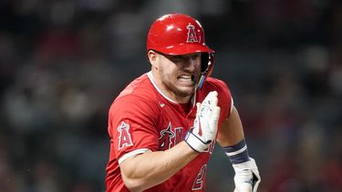 Mike Trout, de los Angelinos de Los Ángeles, corre tras batear un sencillo en el juego del lunes 29 de abril de 2024, ante los Filis de Filadelfia (AP Foto/Ryan Sun)