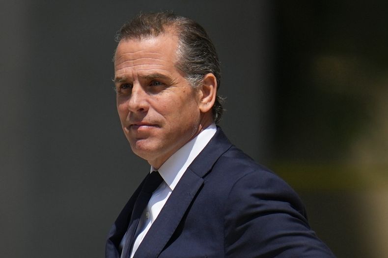 ARCHIVO - Hunter Biden, hijo del presidente estadounidense Joe Biden, se retira al término de una comparecencia judicial en Wilmington, el miércoles 26 de julio de 2023. (AP Foto/Julio Cortez, Archivo)