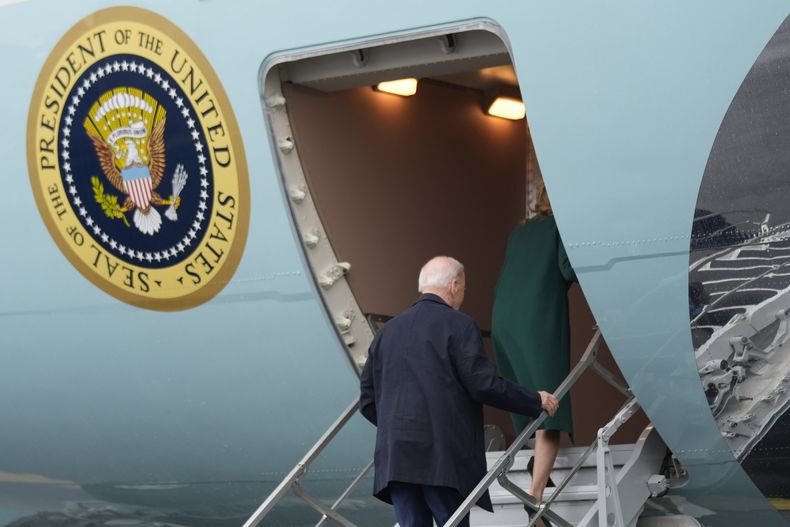 El presidente Joe Biden y la primera dama Jill Biden abordan el avión presidencial en el Aeropuerto Internacional de Filadelfia, con destino a Atlanta, para un evento de campaña, el sábado 9 de marzo de 2024. (AP Foto/Manuel Balce Ceneta)