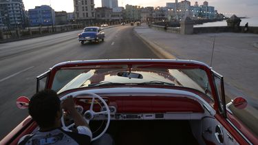 ¿por que los americanos pagaran de mas por los autos antiguos de cuba?