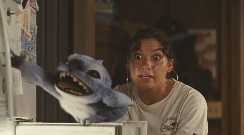 Esta imagen publicada por Disney muestra al personaje Stitch, a la izquierda, y a Sydney Agudong, como Nani, en una escena de Lilo & Stitch. (Disney via AP)