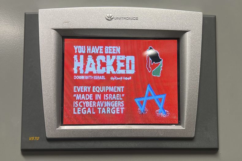 Esta foto facilitada por la Autoridad Municipal de Aguas de Aliquippa muestra la pantalla de un dispositivo Unitronics que fue hackeado en Aliquippa, Pensilvania, el sábado 25 de noviembre de 2023. El dispositivo pirateado se encontraba en una estación de bombeo de la Autoridad Municipal de Aguas de Aliquippa. Una tarjeta de visita electrónica dejada por los piratas informáticos sugiere que eligieron su objetivo porque utiliza componentes fabricados por una empresa israelí. (Autoridad Municipal de Aguas de Aliquippa vía AP)
