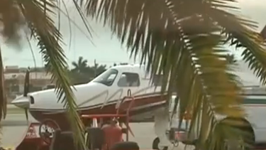 americateve | Investigan incidente en el que un hombre aparentemente se lanzó al mar desde una avioneta a 2,000 pies de altura.