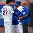 Andy Green, centro, mánager interino de los Mets de Nueva York, observa a Mark Vientos, izquierda, mientras es revisado por el personal médico del equipo después de haber sido golpeado en la segunda entrada del juego de béisbol de Grandes Ligas contra los Reales de Kansas City, el jueves 9 de julio de 2026, en Nueva York. (AP Foto/Seth Wenig)
