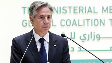 El secretario de Estado estadounidense, Antony Blinken, escucha durante una conferencia de prensa conjunta con el ministro saudí del Exterior, el príncipe Faisal bin Farhan, el jueves 8 de junio de 2023, en Riad, Arabia Saudí. (Ahmed Yosri/Foto compartida vía AP)