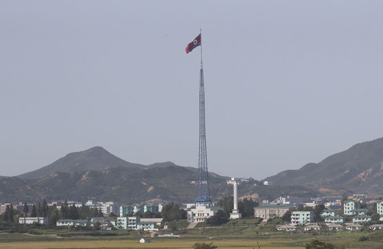 Una bandera norcoreana ondea en lo alto de una torre de 160 metros (525 pies) en el poblado de Kijong-dong, cerca de la zona desmilitarizada, el 28 de septiembre de 2017, en Paju, Corea del Sur. (AP Foto/Lee Jin-man, Archivo)