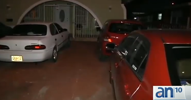 En este barrio los vecinos se sienten inseguros tras una noche donde al parecer uno más personas vandalizaron tres de estos autos y no es la primera vez que esto sucede.