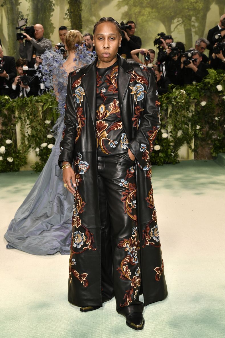 Lena Waithe llega a la gala benéfica del Instituto del Vestido del Museo Metropolitano de Arte para celebrar la inauguración de la exposición Sleeping Beauties: Reawakening Fashion el lunes 6 de mayo de 2024, en Nueva York. (Foto Evan Agostini/Invision/AP)