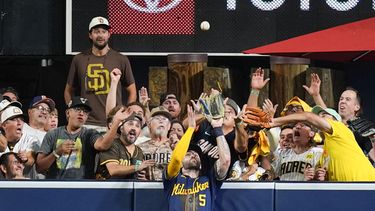 Garrett Mitchell, jardinero central de los Cerveceros de Milwaukee, atrapa una pelota bateada por Manny Machado, de los Padres de San Diego, durante la octava entrada del Juego 4 de la Serie Divisional de la Liga Nacional, el miércoles 7 de octubre de 2026, en San Diego. (AP Foto/Gregory Bull)