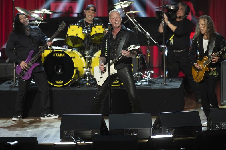 Los miembros de Metallica Robert Trujillo, de izquierda a derecha, Lars Ulrich, James Hetfield y Kirk Hammett durante su presentación en la ceremonia y concierto del Premio Gershwin a la Canción Popular 2024 de la Biblioteca del Congreso en honor a Elton John y Bernie Taupin en el DAR Constitution Hall el miércoles 20 de marzo de 2024, en Washington. Metallica se presentará en cuatro conciertos en la Ciudad de México del 20 al 29 de septiembre de 2024. (Foto AP/Kevin Wolf)