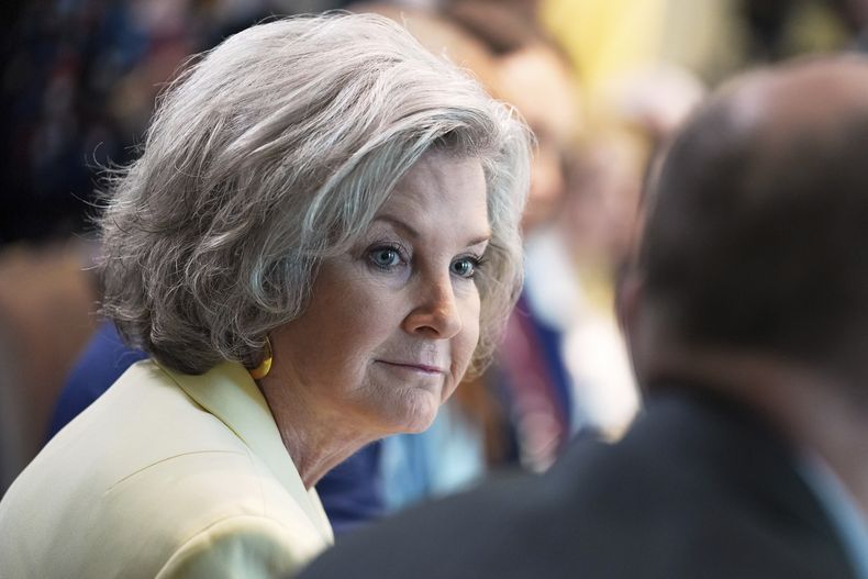 ARCHIVO – La jefa de despacho de la Casa Blanca, Susie Wiles, en una reunión del gabinete en la Casa Blanca, el 30 de abril de 2025, en Washington. (AP Foto/Evan Vucci, Archivo)