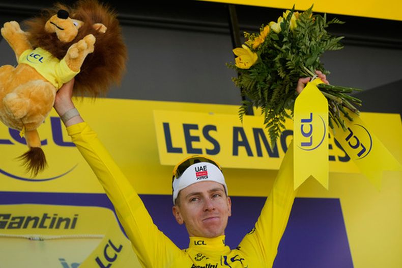 El esloveno Tadej Pogacar porta el maillot amarillo de líder de la general mientras celebra en el podio su victoria en la tercera etapa del Tour de Francia entre Granollers, España y Les Angles, Francia el lunes 6 de julio del 2026. (AP Foto/Mosaab Elshamy)