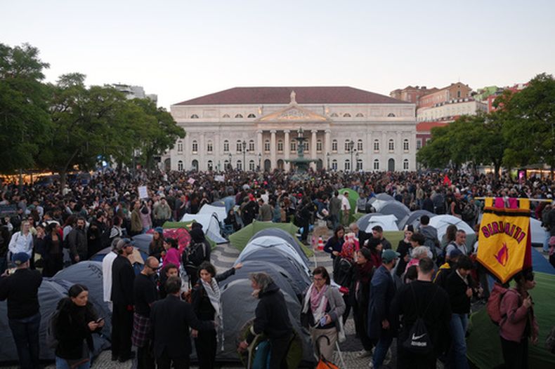 Manifestantes colocan tiendas de campaña en medio de la protesta por la falta de vivienda en Lisboa, Portugal, el 24 de octubre del 2026. (AP foto/Ana Brigida)