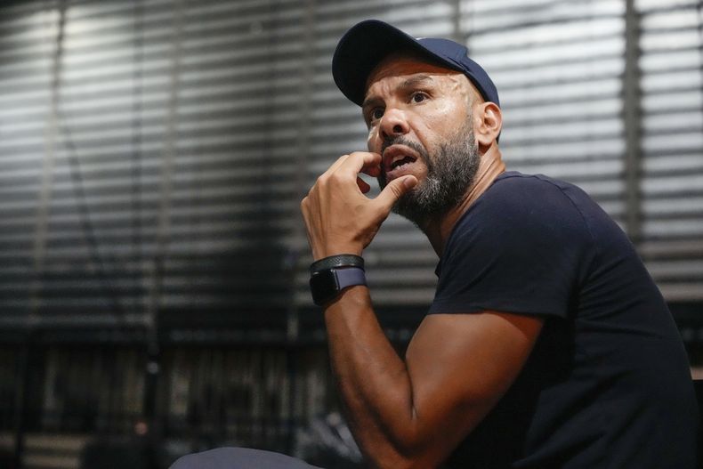 El coreógrafo franco-argelino Mourad Merzouki guía a sus bailarines mientras ensayan la Danza de los Juegos en la sala de conciertos de Creteil, al este de París, el miércoles 31 de julio de 2024. Merzouki llevará la danza hip-hop a los Juegos Olímpicos de París. El coreógrafo franco-argelino es el creador de la Danza de los Juegos. La exhibición de Merzouki en el Trocadéro Champions Park comienza el lunes 2 de agosto. 5, 2024.