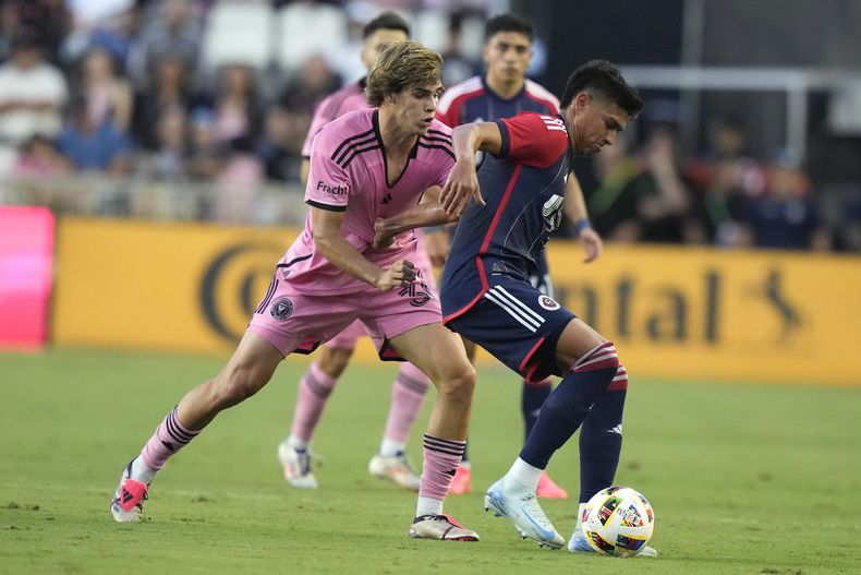 El defensa del New England Revolution Xavier Arreaga, a la derecha, controla el balón mientras el mediocampista del Inter Miami Benjamin Cremaschi, a la izquierda, defiende durante la primera mitad de un partido de fútbol de la MLS, el sábado 19 de octubre de 2024, en Fort Lauderdale, Florida (AP Foto/Lynne Sladky)