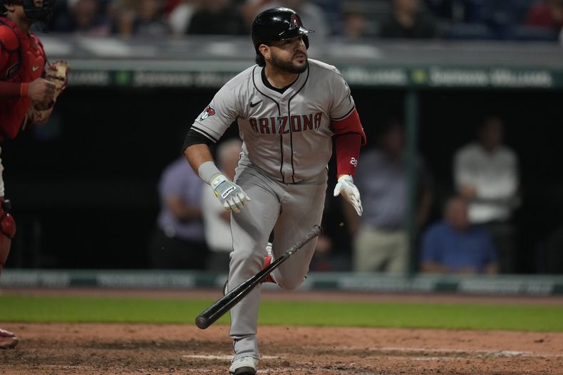 Eugenio Suárez, de los Diamondbacks de Arizona, observa un sencillo productor en la 10ma entrada del juego de béisbol en contra de los Guardianes de Cleveland, el lunes 5 de agosto de 2024, en Cleveland. (AP Foto/Sue Ogrocki)