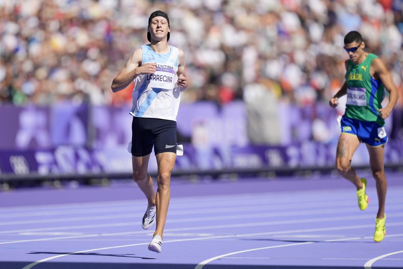 Elian Larregina de Argentina gana el repechaje clasificatorio de los 400 metros en el atletismo de los Juegos Olímpicos en el estadio de Francia, el lunes 5 de agosto de 2024, en Saint-Denis, Francia. (AP Foto/Martín Meissner)