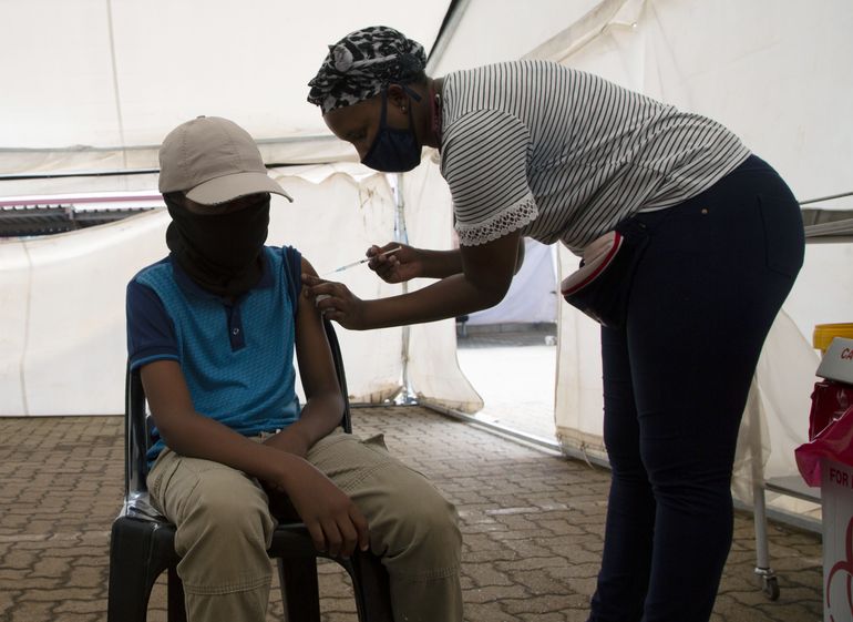 Médicos en Sudáfrica ven síntomas leves en casos de ómicron