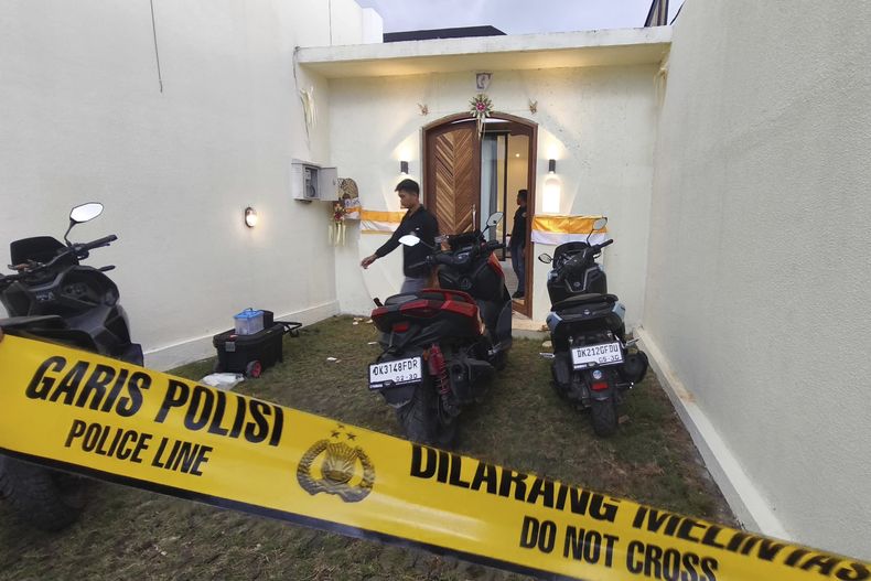 Policías sin uniforme, en una villa donde se reportó un tiroteo que dejó al menos un muerto, en Badung, en la isla turística de Bali, Indonesia, el 14 de junio de 2025. (AP Foto)