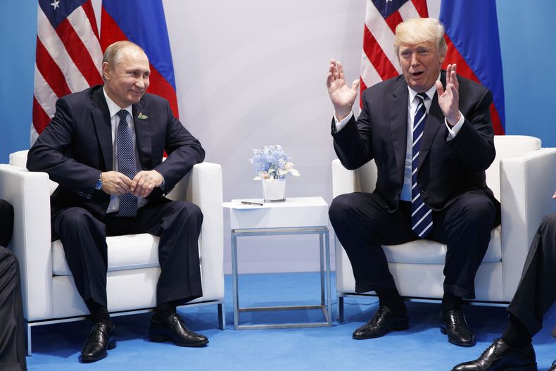 ARCHIVO - El presidente de Estados Unidos, Donald Trump, habla durante una reunión con el presidente de Rusia, Vladímir Putin, en una cumbre del G20, el 7 de julio de 2017, en Hamburgo. (AP Foto/Evan Vucci, archivo)