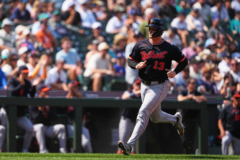 Dillon Dingler, de los Tigres de Detroit, anota frente a los Marineros de Seattle el jueves 6 de agosto de 2026 (AP Foto/Lindsey Wasson)