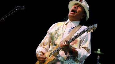 americateve | Carlos Santana durante un concierto en Bangalore, India en una fotograf&iacute;a del 26 de octubre de 2012. Santana lanz&oacute; el mi&eacute;rcoles 20 de noviembre de 2013 &ldquo;La Flaca&rdquo;, un sencillo de su pr&oacute;ximo disco &ldquo;Coraz&oacute