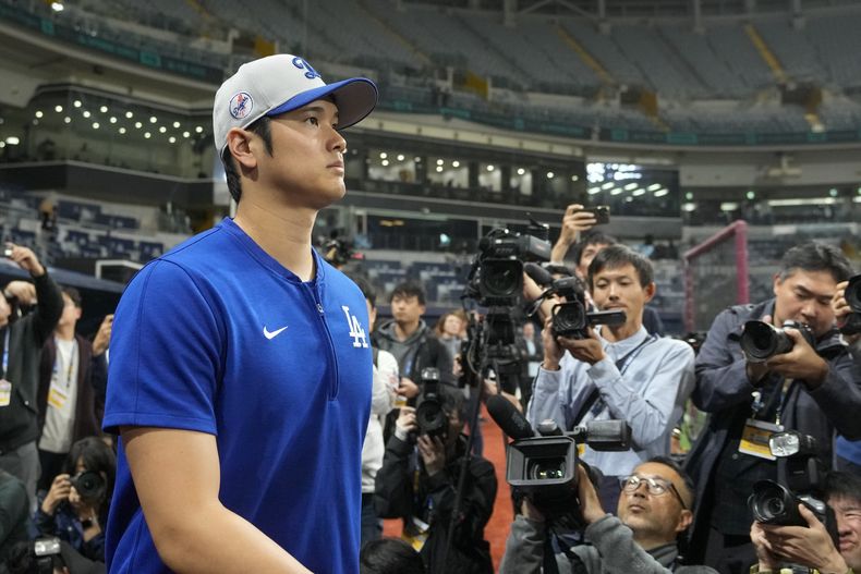 Shohei Ohtani, de los Dodgers de Los Ángeles, sale al campo para un entrenamiento de béisbol en el Gocheok Sky Dome en Seúl, Corea del Sur, el sábado 16 de marzo de 2024. (AP Foto/Ahn Young-joon)