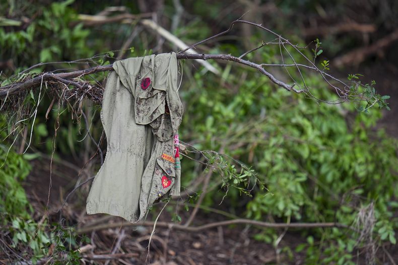 Una prenda de ropa con parches se ve colgada de un árbol cerca del río Guadalupe, en la orilla opuesta al campamento Mystic, después de una inundación repentina en la zona el sábado 5 de julio de 2025 en Hunt, Texas. (AP Foto/Julio Cortez)