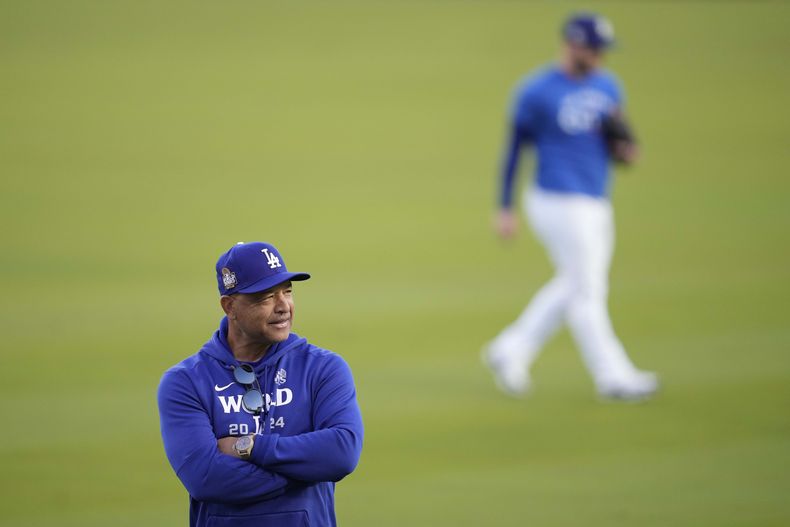 Dave Roberts, manager de los Dodgers de Los Ángeles, observa la práctica de bateo del jueves 24 de octubre de 2024, un día antes del inicio de la Serie Mundial (AP Foto/Ashley Landis)